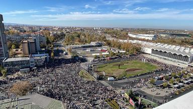 Teilnehmende nehmen in Novi Sad am 1. November 2025 an einer Gedenkveranstaltung zum ersten Jahrestag der Tragödie am Bahnhof von Novi Sad teil.