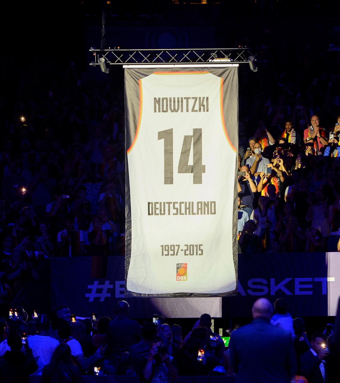 Dirk Nowitzkis Nummer 14 wird unter das Hallendach der Köln Arena gezogen.
