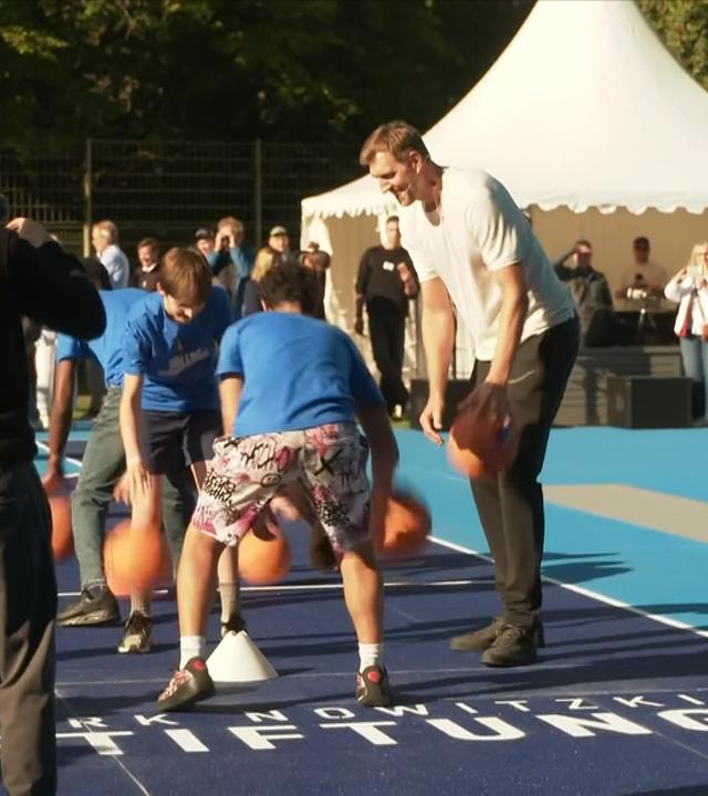 Nowitzki eröffnet neue Basketballplätze