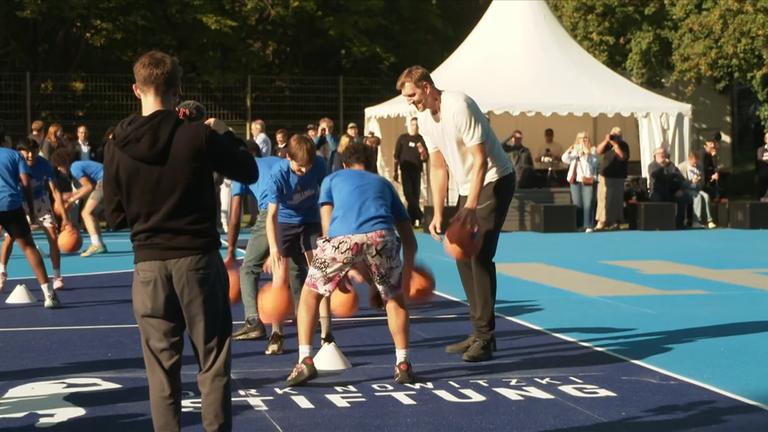 Nowitzki eröffnet neue Basketballplätze