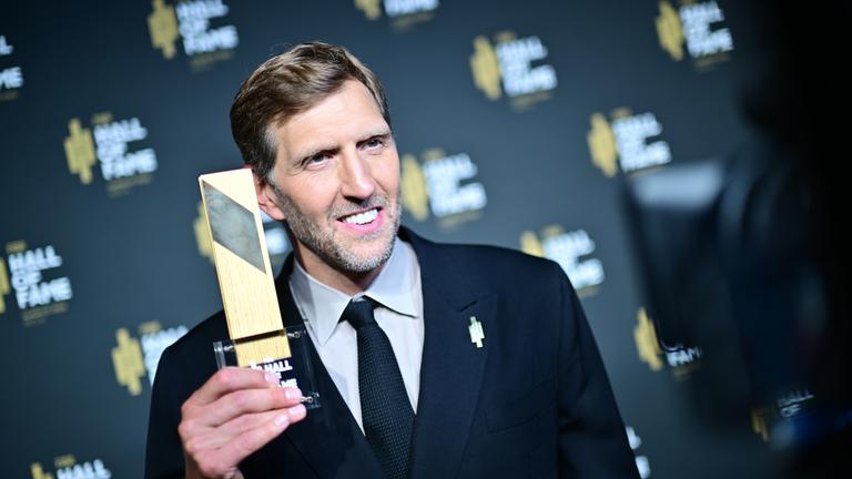  Dirk Nowitzki, ehemaliger Basketballspieler, hält sein Award hoch nach der Aufnahme in die FIBA Hall of Fame 2026. 