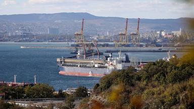 Öltanker im Hafen von Noworossijsk im Sheskharis-Komplex der Chernomortransneft JSC