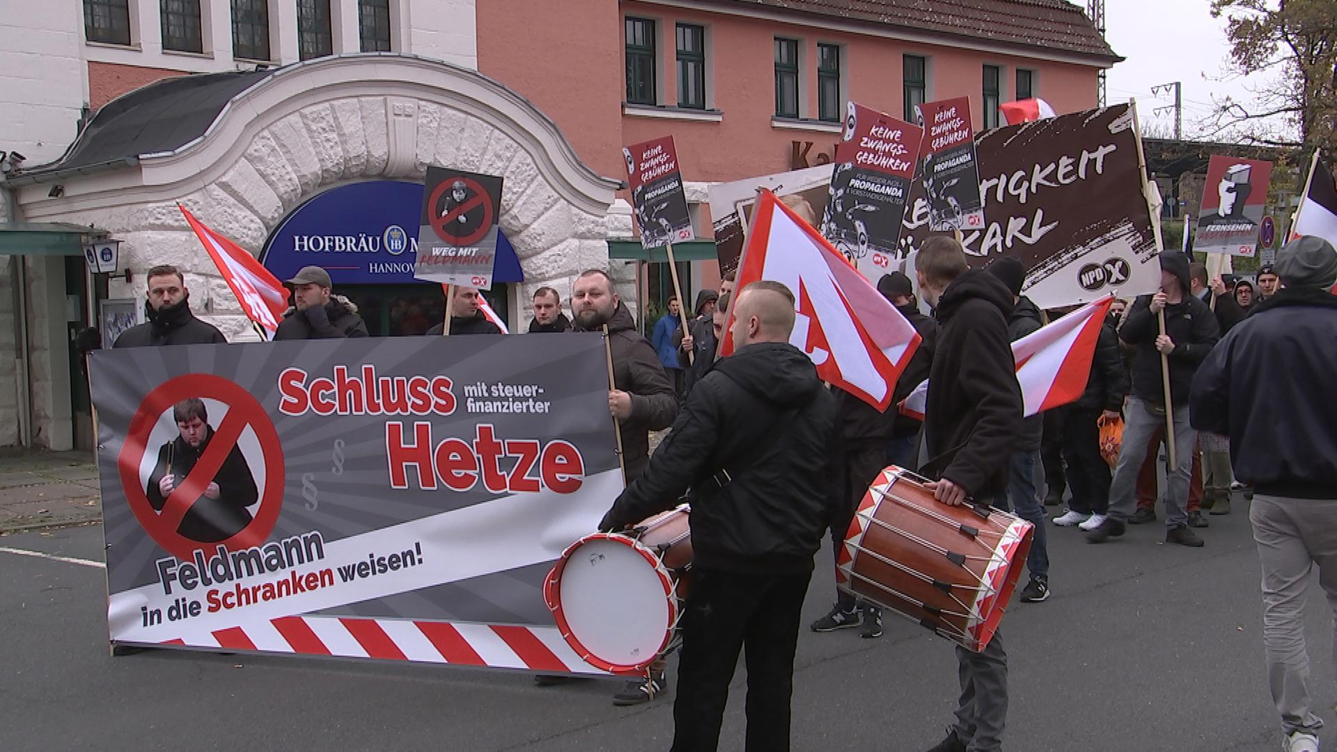 NPD-Mitglieder demonstrieren gegen Journalisten