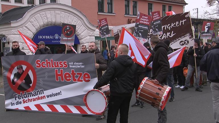 NPD-Mitglieder demonstrieren gegen Journalisten