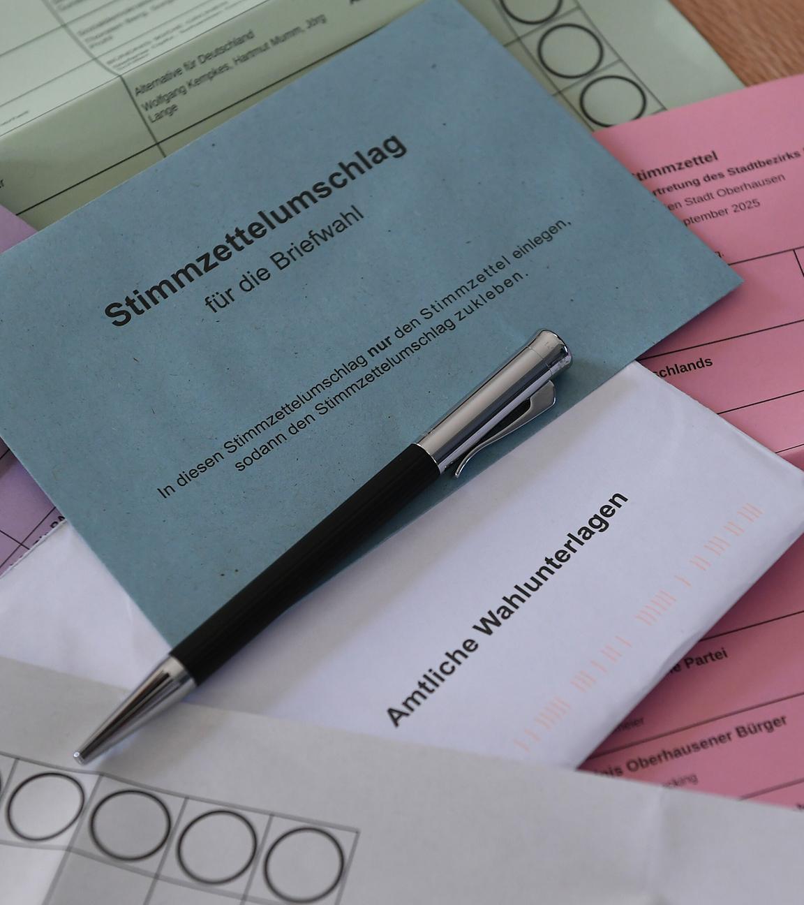 Mehrere Briefumschläge und Wahlstimmzettel