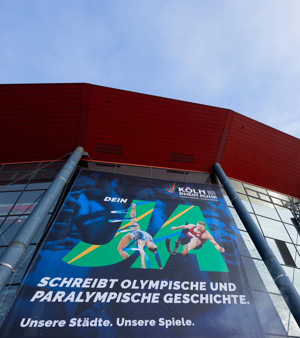 Ein Plakat mit dem Schriftzug Ja hängt beim Start der Kampagne für die Bewerbung der Region Rhein-Ruhr, mit Köln als "Leading City", um Olympische und Paralympische Spiele an der Lanxess-Arena.