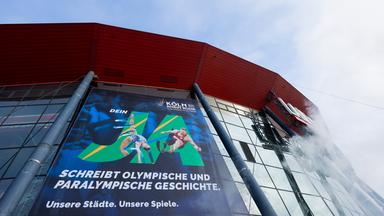 Ein Plakat mit dem Schriftzug Ja hängt beim Start der Kampagne für die Bewerbung der Region Rhein-Ruhr, mit Köln als "Leading City", um Olympische und Paralympische Spiele an der Lanxess-Arena.