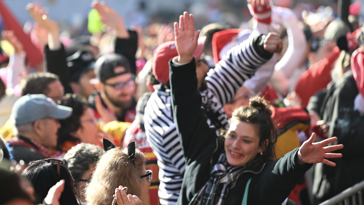 Jecken feiern Weiberfastnacht in Düsseldorf