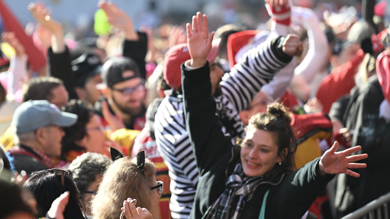 Jecken feiern Weiberfastnacht in Düsseldorf