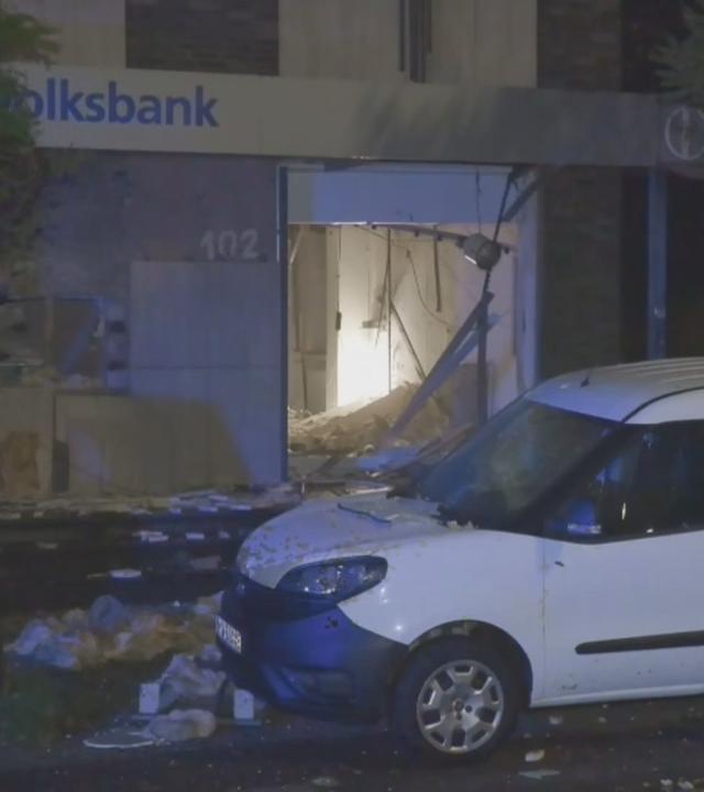 Auf dem Bild zu sheen ist der Eingang einer Bank in die eingebrochen wurde um Geldautomaten zu sprengen.