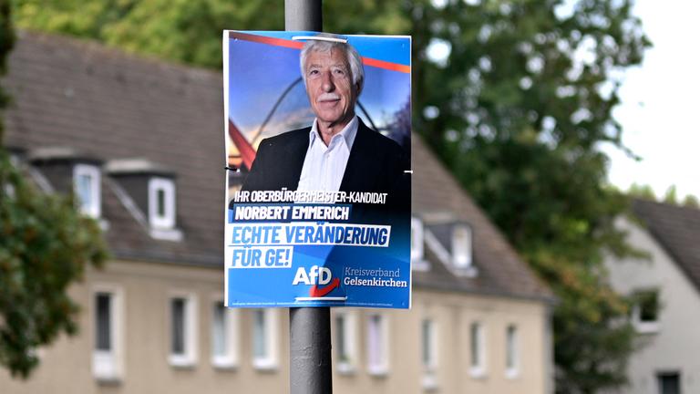 Ein Wahlplakat der rechtsextremen Partei Alternative für Deutschland (AfD) zeigt ihren Bürgermeisterkandidaten Norbert Emmerich in Gelsenkirchen, Westdeutschland, am 27. August 2025.