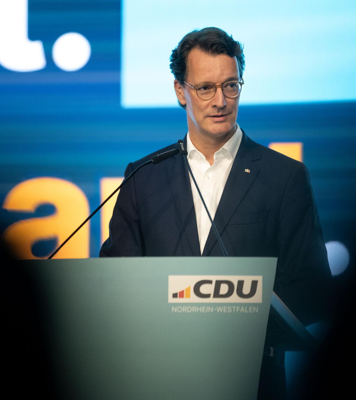 Hendrik Wüst (CDU), Ministerpräsident von Nordrhein-Westfalen, spricht auf der Bühne während einer Veranstaltung vor der NRW-Kommunalwahl am 14. September. 