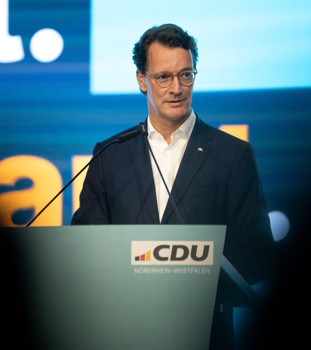 Hendrik Wüst (CDU), Ministerpräsident von Nordrhein-Westfalen, spricht auf der Bühne während einer Veranstaltung vor der NRW-Kommunalwahl am 14. September. 