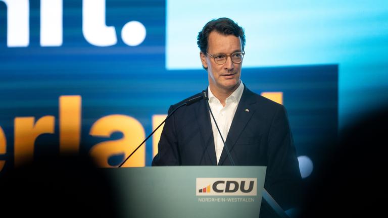 Hendrik Wüst (CDU), Ministerpräsident von Nordrhein-Westfalen, spricht auf der Bühne während einer Veranstaltung vor der NRW-Kommunalwahl am 14. September. 
