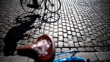 Schleifen statt Asphalt: Kopfsteinpflaster wird eben