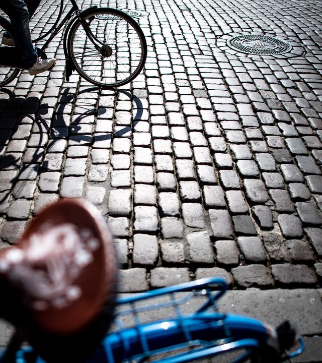 Nordrhein-Westfalen, Münster: Eine Radfahrerin fährt auf dem Prinzipalmarkt in Münster