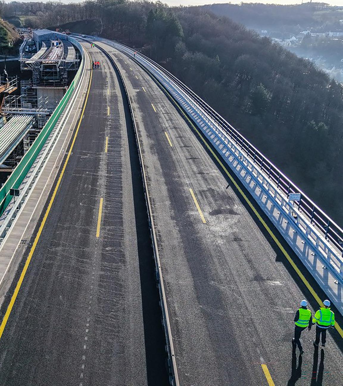 Arbeiter sind auf der Rahmedetalbrücke in Einsatz