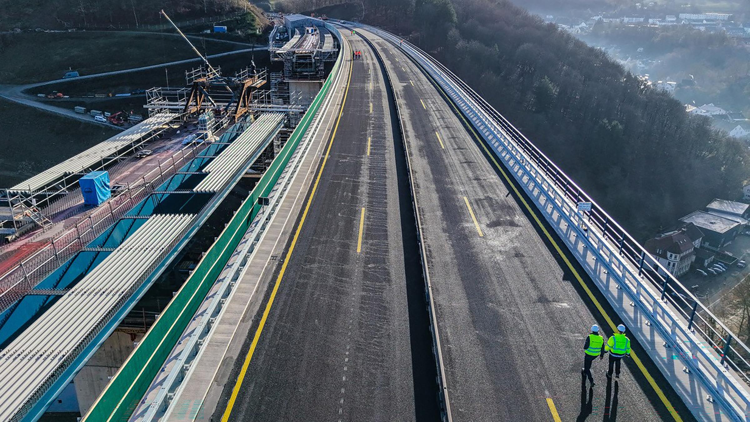 Arbeiter sind auf der Rahmedetalbrücke in Einsatz