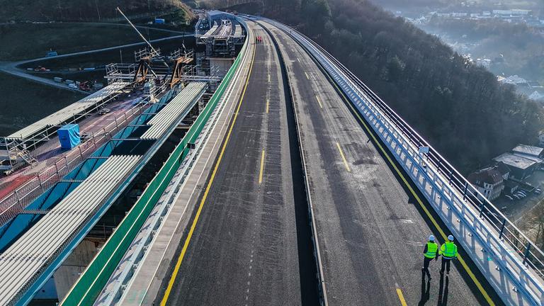 Arbeiter sind auf der Rahmedetalbrücke in Einsatz