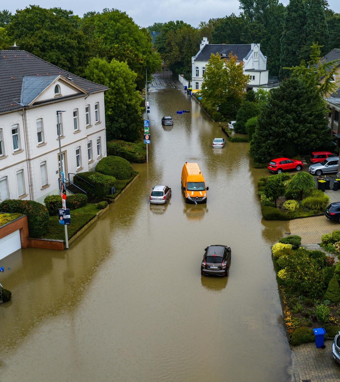 ordrhein-Westfalen, Mönchengladbach: Autos stehen in den Wassermassen in einer überschwemmten Straße in Mönchengladbach-Rheydt (Luftbild mit einer Drohne)