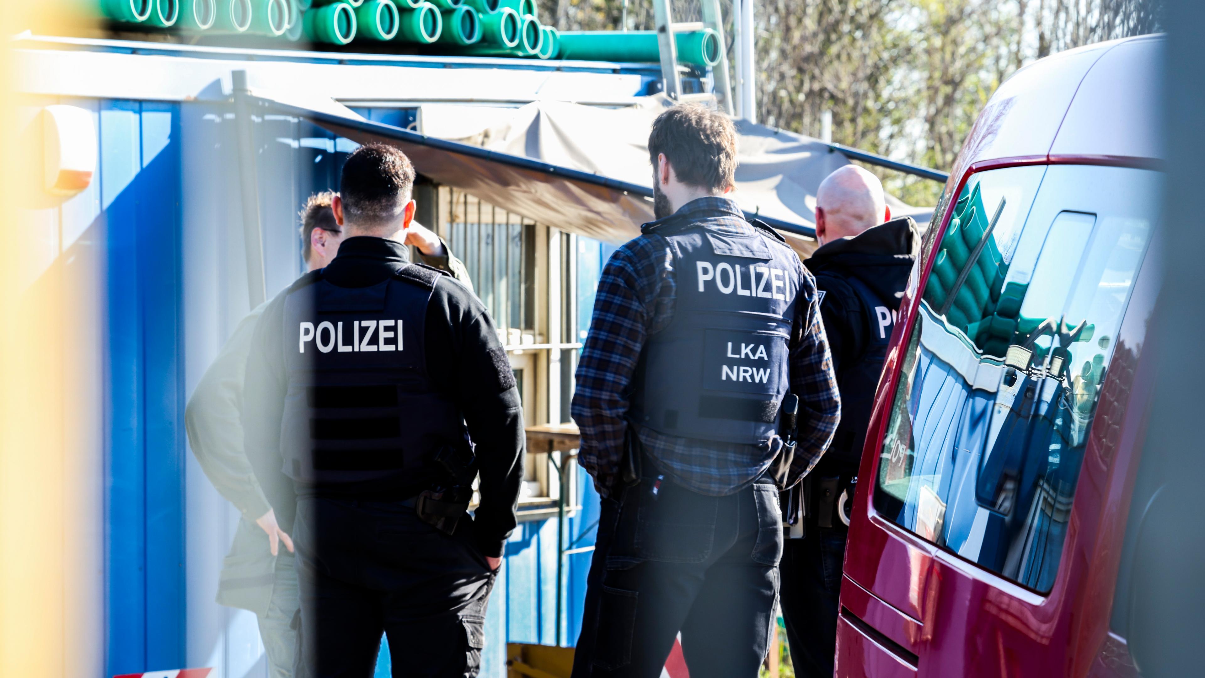 Ermittler suchen nach Spuren an dem verdächtigen Schuppen 