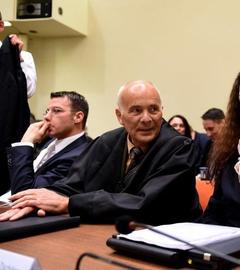 Beate Zschäpe und ihre Anwälte Wolfgang Stahl, Hermann Borchert und Mathias Grasel sitzen am 09.12.2015 beim Oberlandesgericht in München