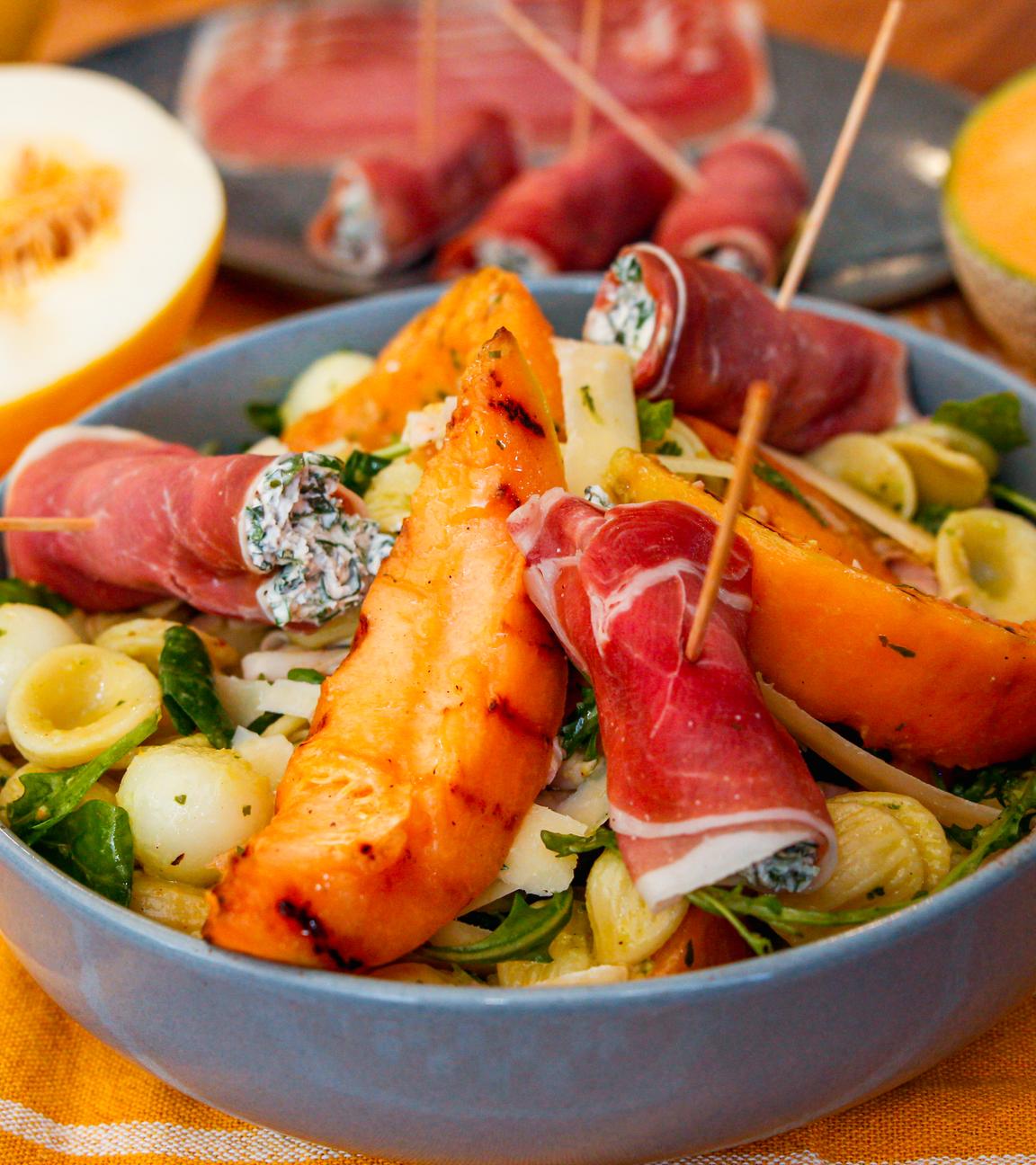 Nudelsalat mit Melone und zweierlei Schinken