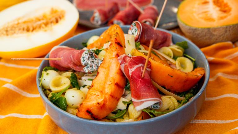 Nudelsalat mit Melone und zweierlei Schinken