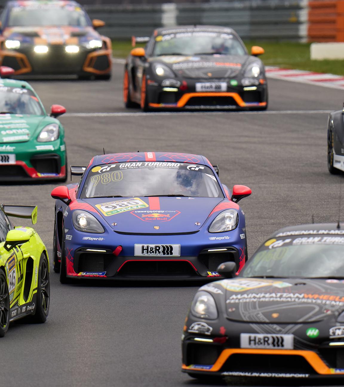 Ein NLS-Rennen auf dem Nürburgring. Bunte Autos fahren um die Wette