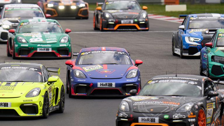 Ein NLS-Rennen auf dem Nürburgring. Bunte Autos fahren um die Wette