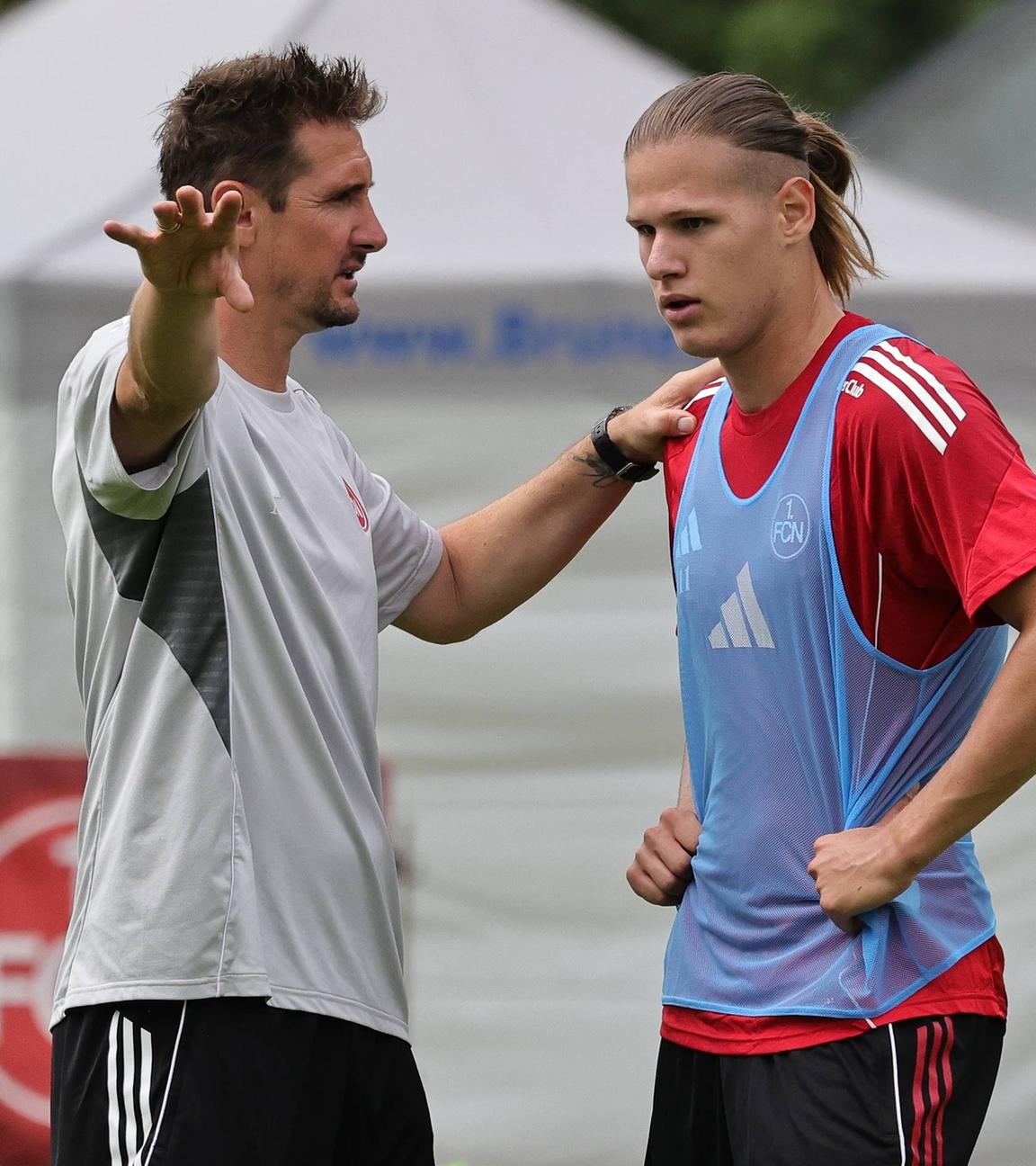 Nürnbergs Trainer Miroslav Klose spricht mit seinem Jungstürmer Artem Stepanov
