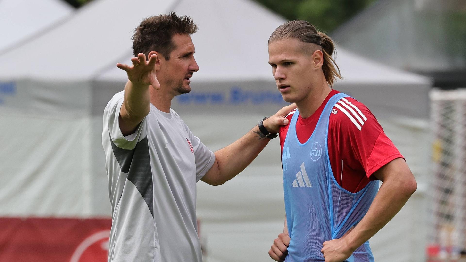 Nürnbergs Trainer Miroslav Klose spricht mit seinem Jungstürmer Artem Stepanov