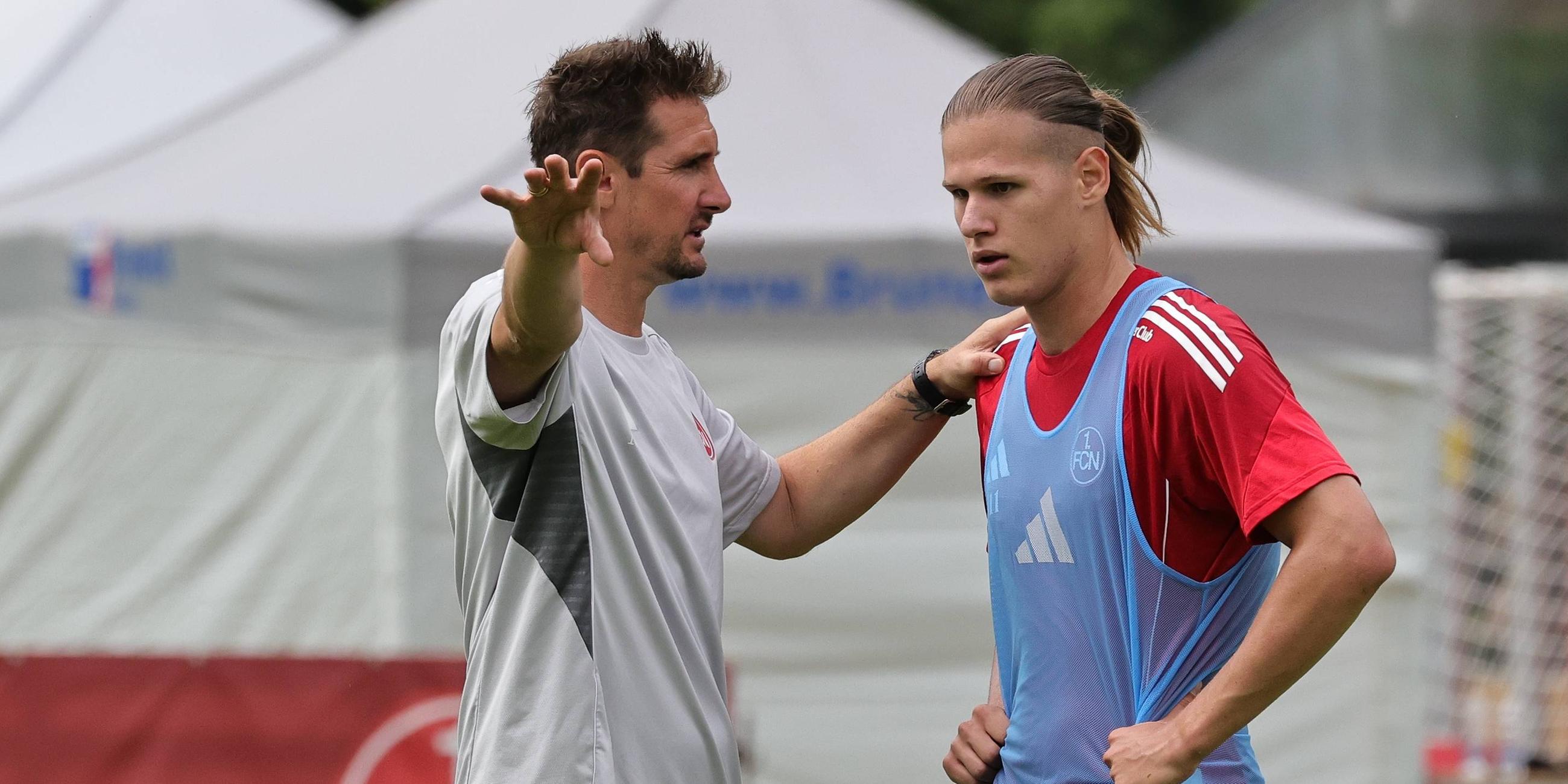 Nürnbergs Trainer Miroslav Klose spricht mit seinem Jungstürmer Artem Stepanov