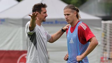Nürnbergs Trainer Miroslav Klose spricht mit seinem Jungstürmer Artem Stepanov