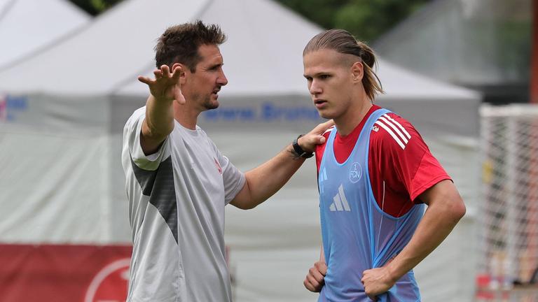 Nürnbergs Trainer Miroslav Klose spricht mit seinem Jungstürmer Artem Stepanov