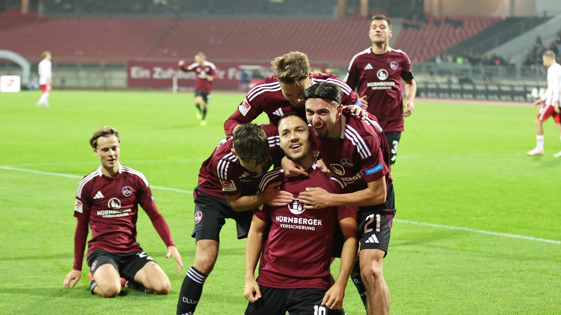 Julian Justvan (m.) jubelt nach seinem Treffer zum 5:3.