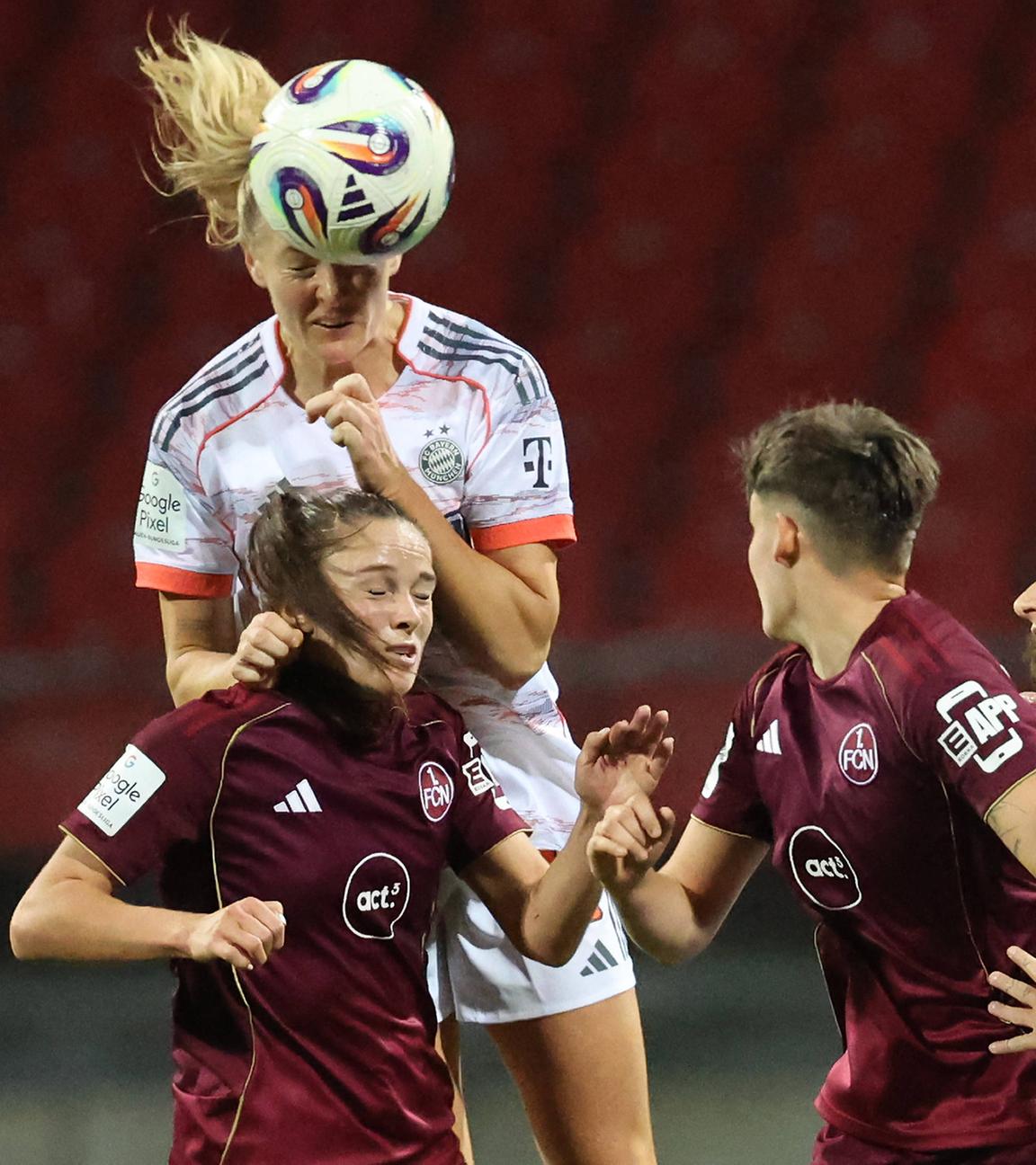 Stine Ballisager und Sanja Homann im Kopfballduell