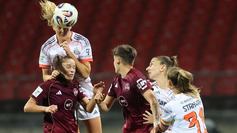 Stine Ballisager und Sanja Homann im Kopfballduell