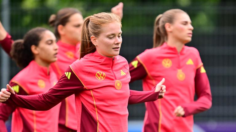 Sjöke Nüsken (Mitte) vor dem Halbfinale gegen Spanien im Training