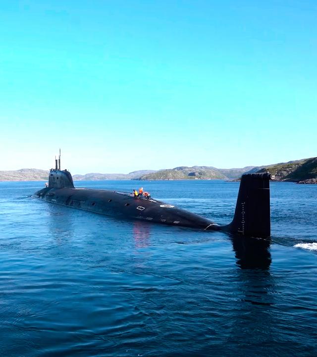 Archiv: Ein Russisches Atom-U-Boot während einer Militärübung