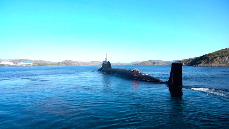 Archiv: Ein Russisches Atom-U-Boot während einer Militärübung