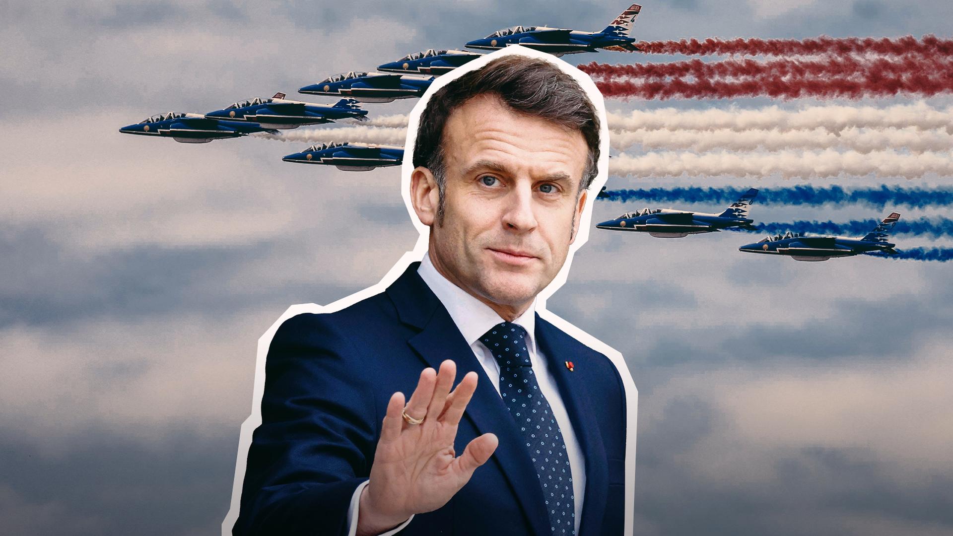Zusehen ist Frankreichspräsident Macron vor französischen Militärfliegern. 