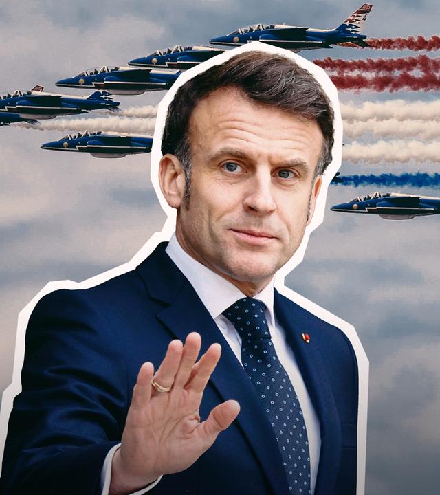 Zusehen ist Frankreichspräsident Macron vor französischen Militärfliegern. 