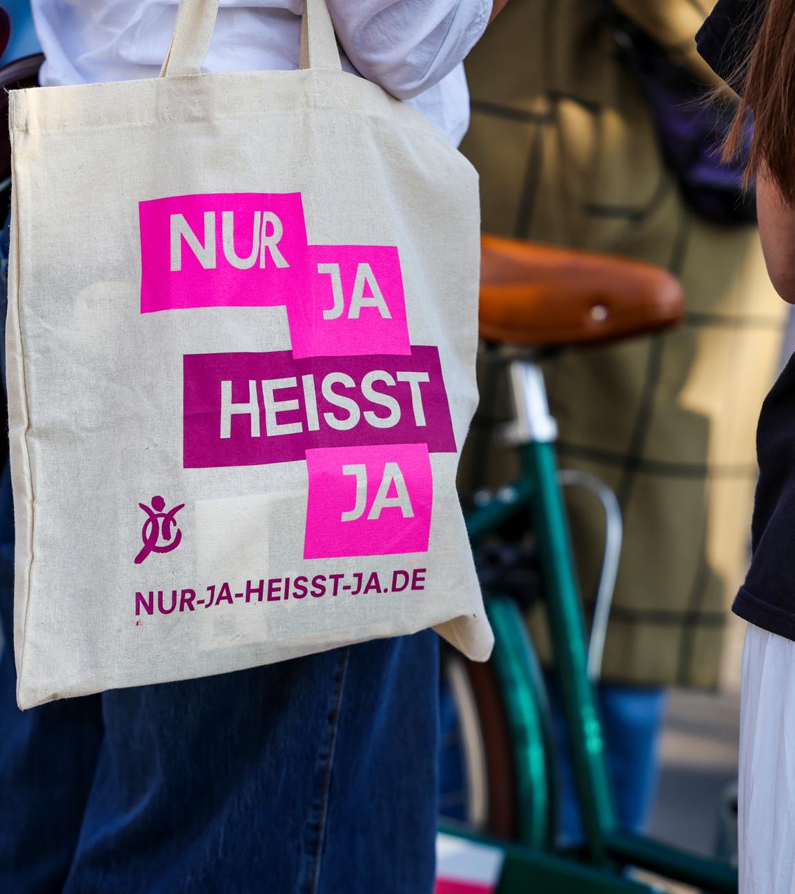 Nordrhein-Westfalen, Köln: Bei einer Demo anlässlich des Internationalen Frauentages trägt eine Teilnehmerin eine Stofftasche mit der Aufschrift "Nur ja heisst ja".
