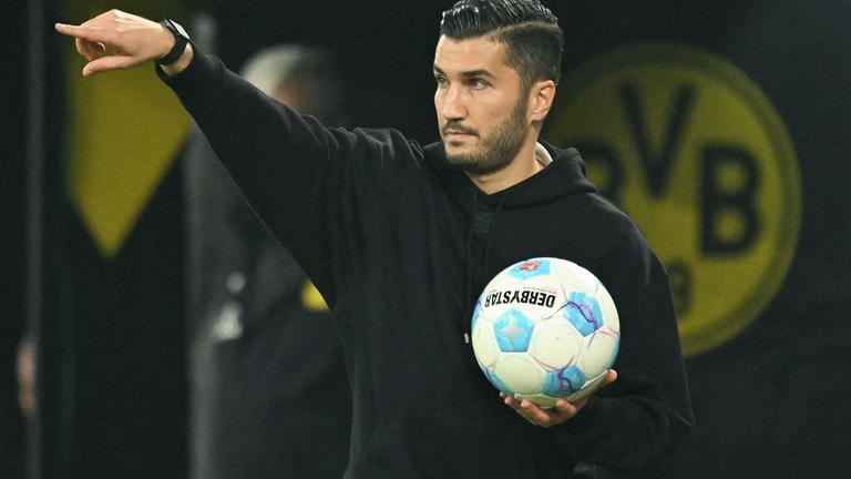 BVB-Trainer Nuri Sahin gibt den Spielern, mit seinen Händen gestikulierend, Anweisungen.