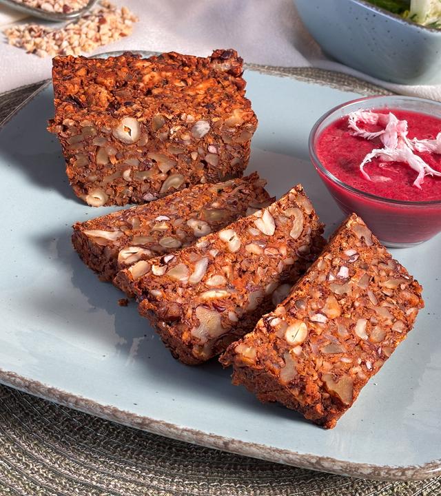 Veganer Nussbraten mit Salat und Kirsch-Dip
