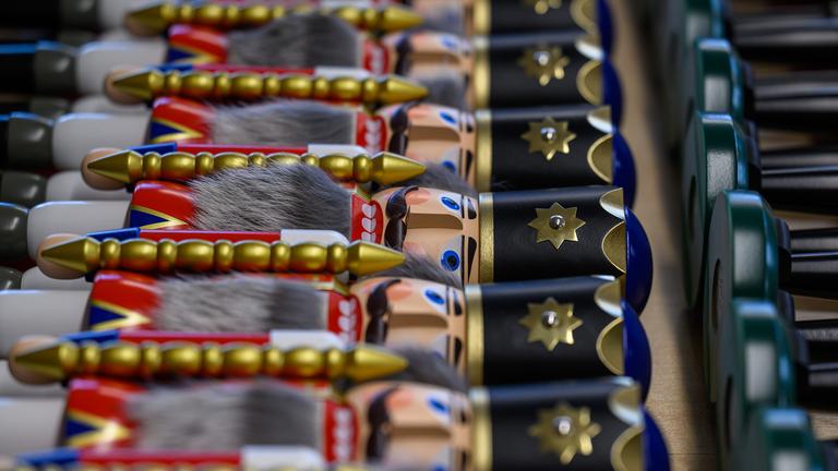  Fertig produzierte Nussknacker liegen in der Schauwerkstatt