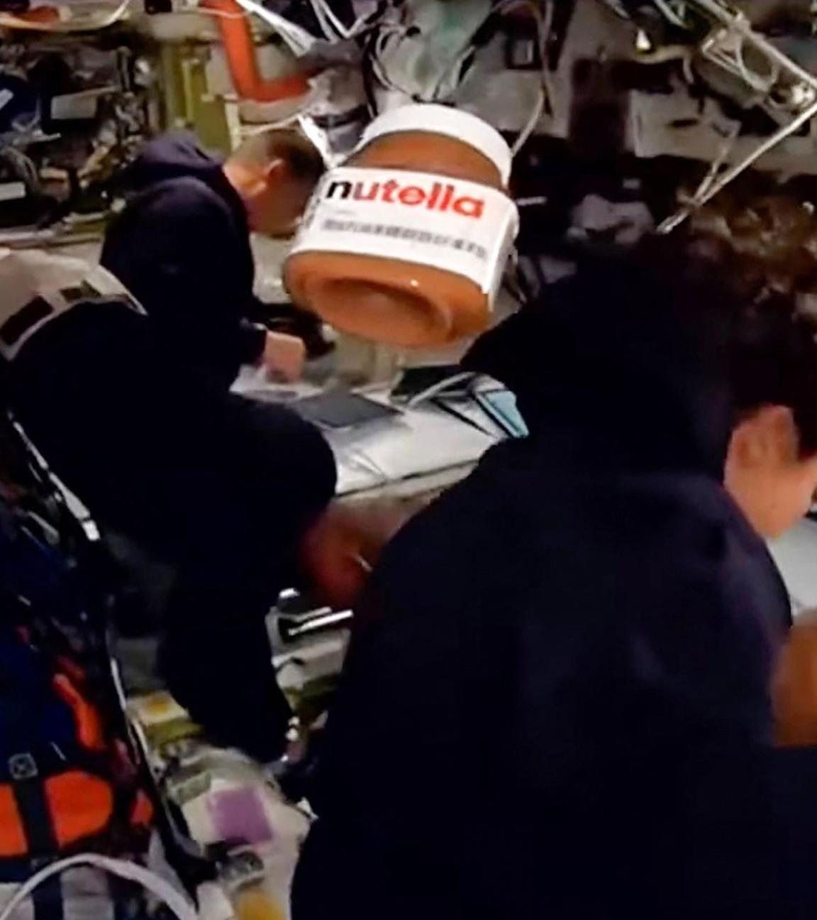 Standbild aus einem NASA-Livestream: Ein Glas Nutella schwebt an Bord der Orion-Kapsel, während die Artemis-II-Astronauten am 6. April 2026 arbeiten.