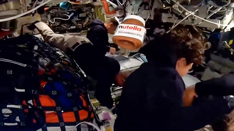 Standbild aus einem NASA-Livestream: Ein Glas Nutella schwebt an Bord der Orion-Kapsel, während die Artemis-II-Astronauten am 6. April 2026 arbeiten.