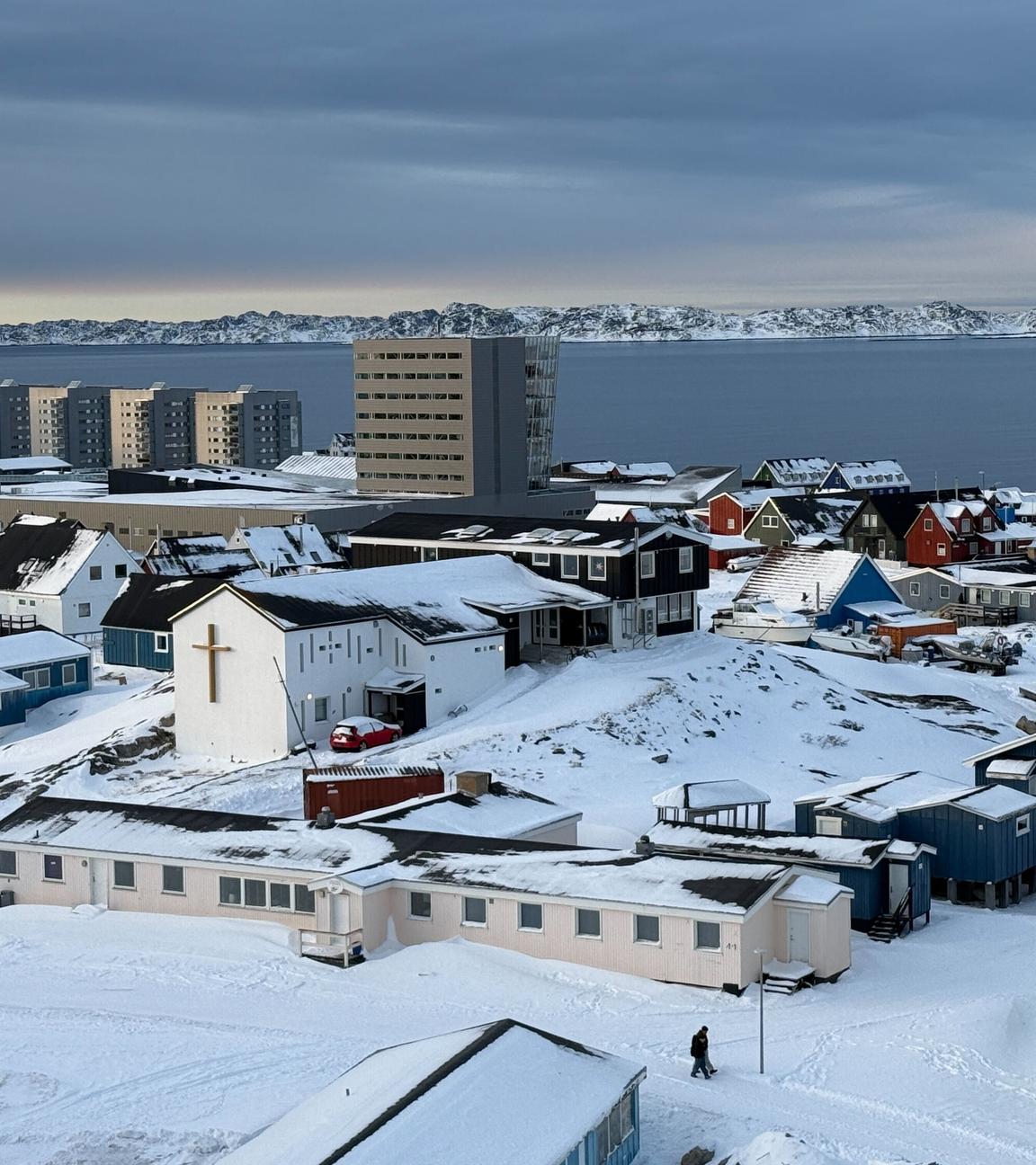Blick über Nuuk aus dem achten Stock eines Wohngebäudes. Nach erfolglosen Gesprächen in Washington zur Beilegung des Grönland-Konflikts schickt Deutschland Soldaten auf die Arktisinsel. 